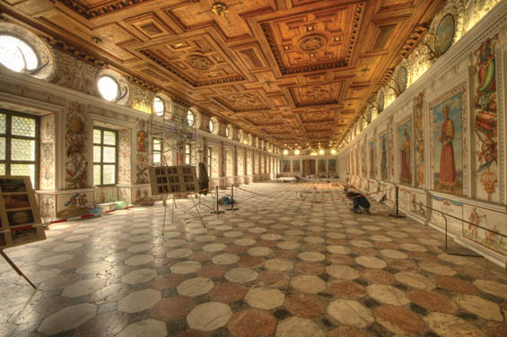 Der Spanische Saal zhlt zu den schnsten freistehenden Saalbauten der Renaissance. Er wurde 15691572 nach den Vorstellungen Erzherzog Ferdinands II. als Festsaal errichtet und 2009 umfangreichen Sanierungsarbeiten unterzogen.