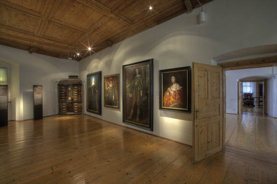 Die Portrtgalerie umfat mehr als 200 Bildnisse, u.a. Gemlde von Lukas Cranach, Tizian, Anton van Dyck und Diego Velzquez.