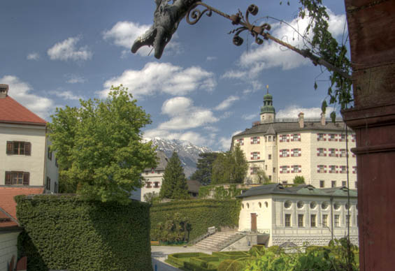 Bereits lange vor der Grndung Innsbrucks 1180 erreichte die damalige Burg Ambras berregionale Bedeutung als fester Sitz der mchtigen Andechser Grafen. Unter Erzherzog Ferdinand II. entstand dann ab 1564 das Schlo Ambras.