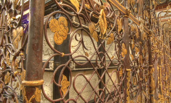 1564 erteilte Ferdinand II. den Auftrag, ein Gitter um das Grabmal zu errichten, um die wertvollen Marmorreliefs zu schtzen.