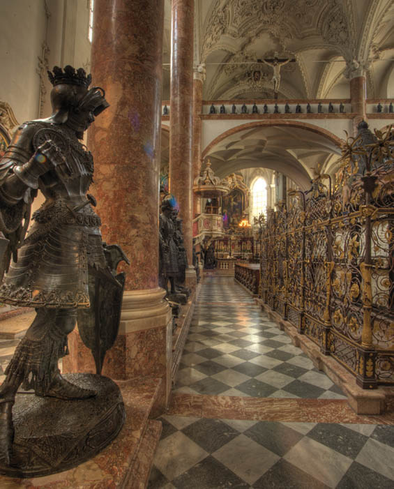 In Wiener Neustadt  wo sich Maximilians eigentliches Grabmal befindet  konnten die Bronzefiguren nicht aufgestellt werden, die ja Maximilian bereits 1502 selbst in Auftrag gab, das sie viel zu schwer waren, vom Kirchenboden nicht getragen werden konnte