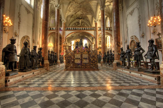Die Hofkirche, eines der groartigsten Denkmler des Abendlandes, wird seit Jahren minutis restauriert und renoviert.