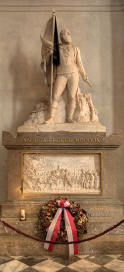 Das Grabdenkmal von Andreas Hofer, der 1823 als Fhrer des Tiroler Freiheitskampfes dort beigesetzt wurde.