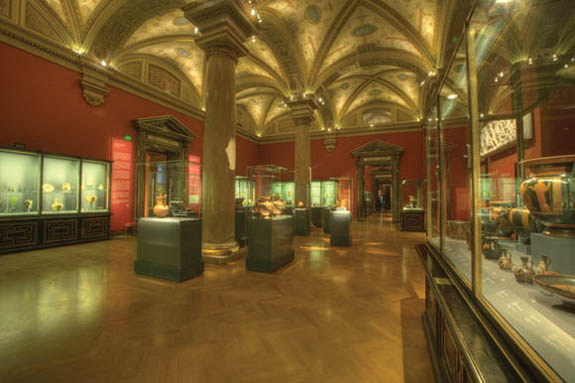Die aus habsburgischem Besitz hervorgegangene Antikensammlung gehrt zu den bedeutendsten ihrer Art und besitzt Objekte hchsten Ranges vom 3. Jahrtausend v. Chr. bis um 1000 n. Chr.