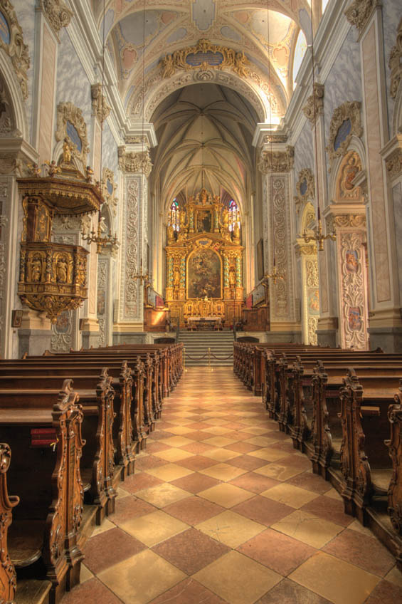 Das Zentrum der Klosteranlage bildet die dreischiffige Stiftskirche Mari Himmelfahrt mit dem Altmann-Altar, geschaffen von M. J. Schmidt (1773).